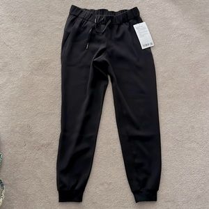 NWT Lululemon On The Fly Jogger *Woven